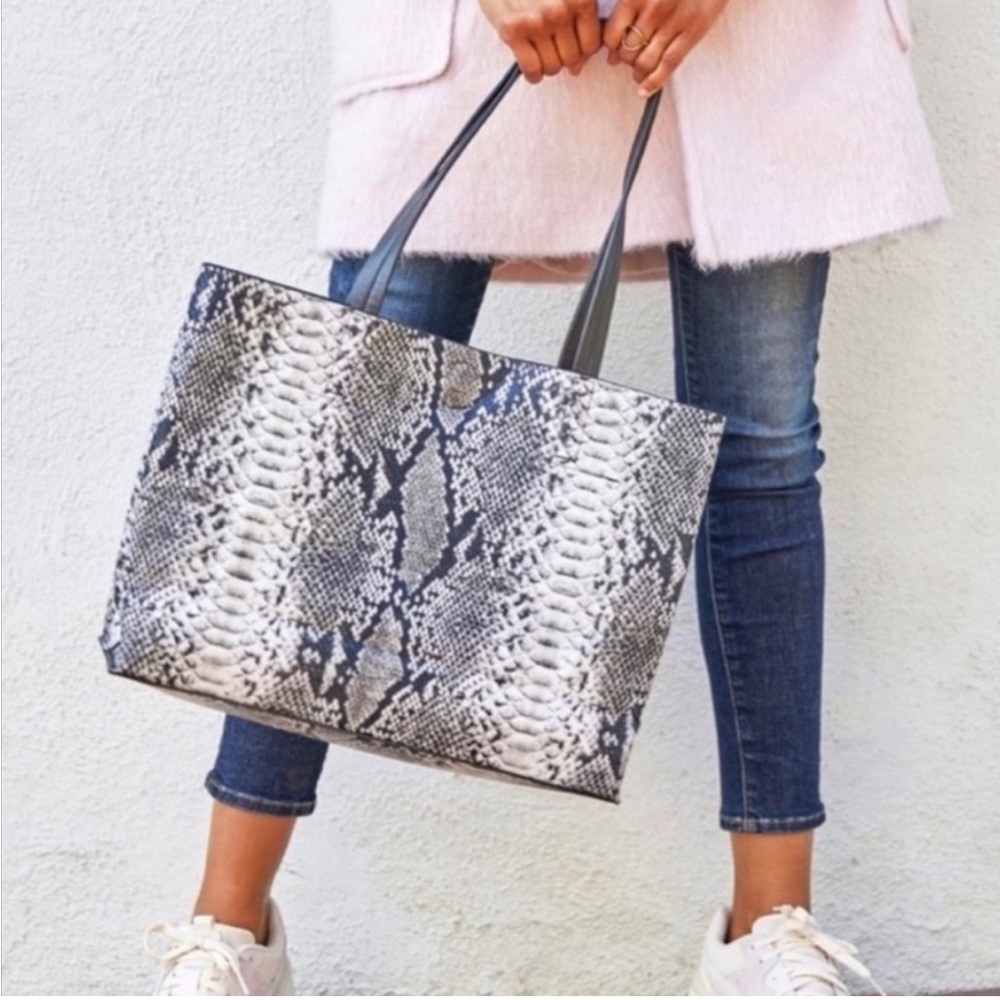 🆕Vegan Faux Snake Skin Tote - Picture 5 of 7